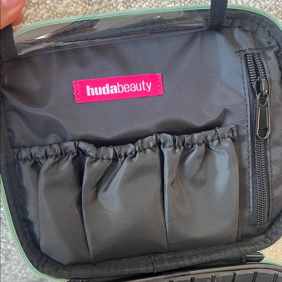 Huda Beauty Banana Bread Powder + Makeup Organizers - Picture 5 of 11